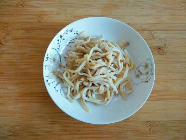 杏鲍菇味道鲜美,搭配不同的食材和调味料,特别的下饭