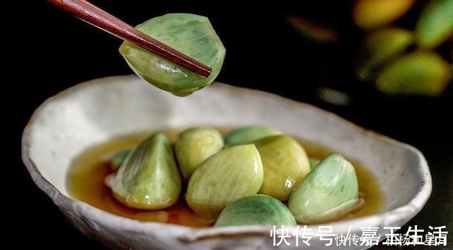 腊八蒜，别直接加醋，奶奶教我1个窍门，2天就变绿，口感脆爽开胃