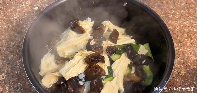 招待客人的时候,做这样一道凉拌菜,清脆爽口吃得完全停不下来