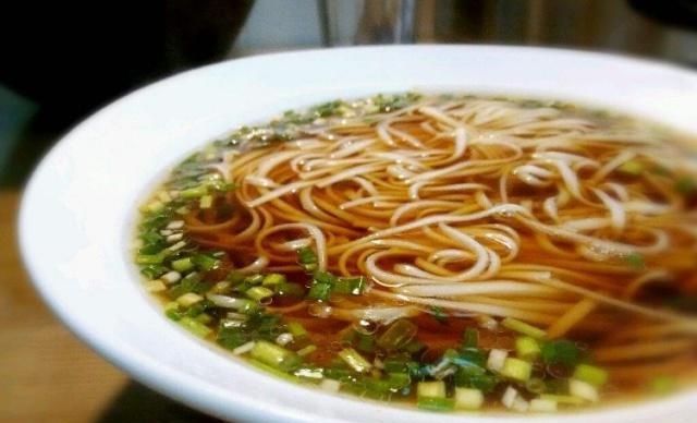 阳春面|教你做地道的阳春面，清香可口，汤浓，制作简单，营养可口