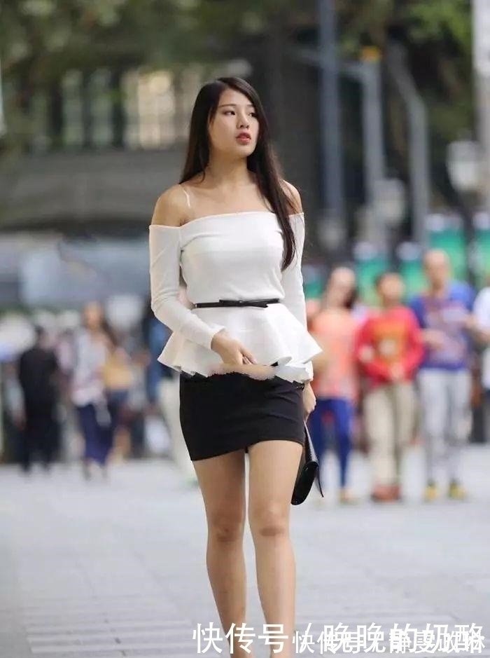 街拍|街拍:美女白色T恤搭配黑色裤,简单的黑白配立马提升了时尚感