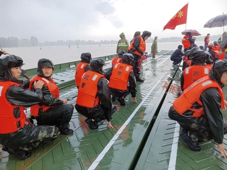 舟桥|暴雨持续！河南新乡多个村庄被淹 中国安能救援队连夜搭桥转移100多人