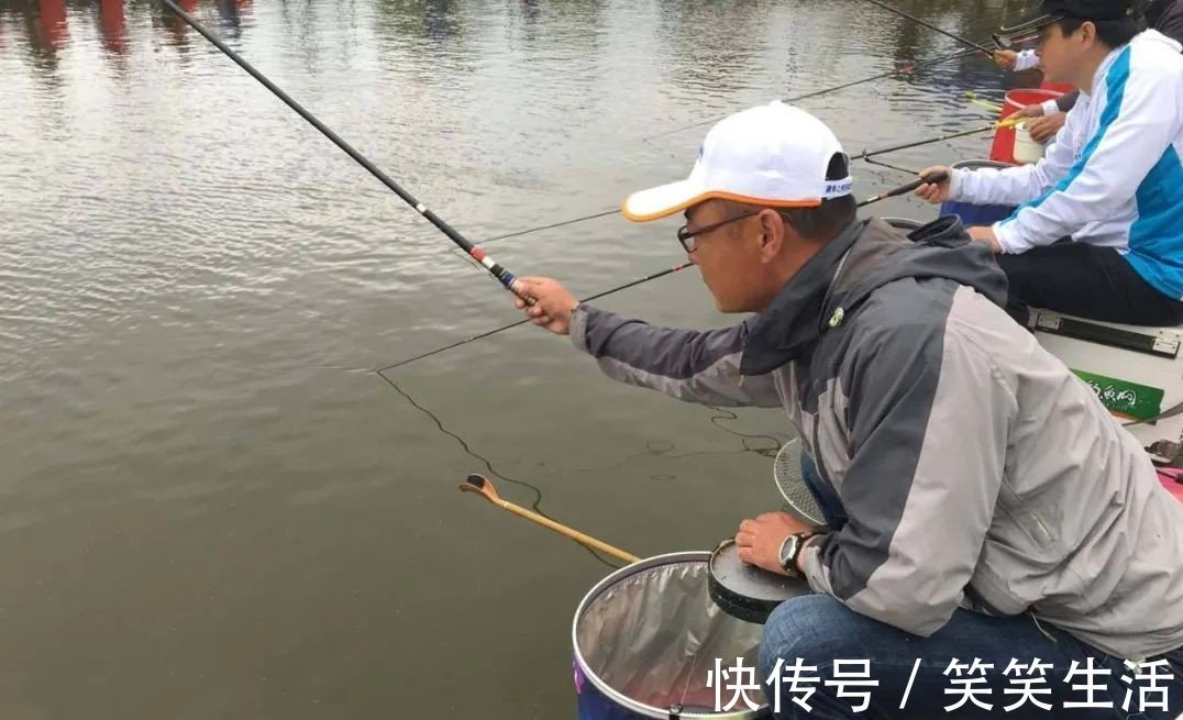 天冷钓鲤鱼，饵料就该这么整，鱼情好到不想走
