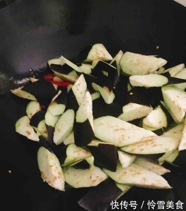炒茄子还在加酱油？换成“它”，茄子一点不黑，不油更入味