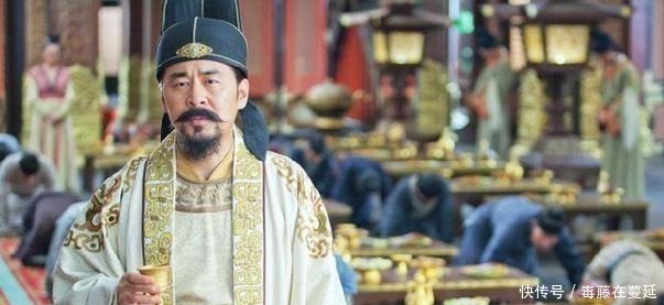 皇帝命人在宰相衣服上烫个洞,次年发现洞还在,立马下令打开库房!