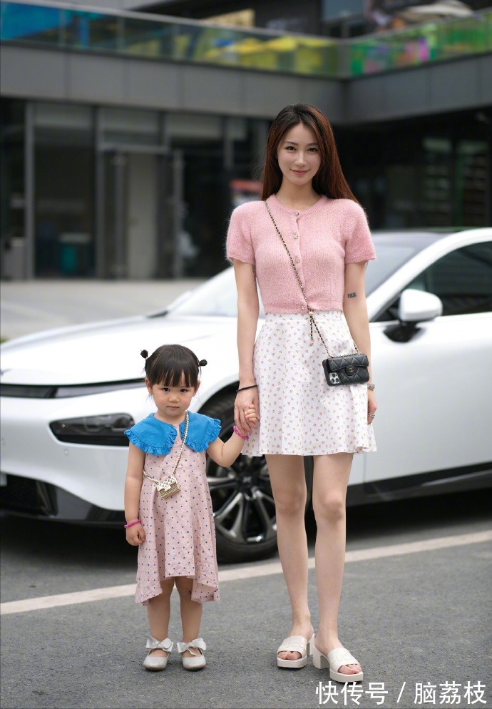 夏天|皮肤黑黄的女人,建议穿这4种“显白色”服饰,减龄又显气色