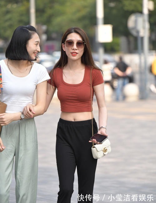 穿搭 休闲风的“拖地裤”穿搭,既显身材又有气质,轻松展示个人魅力!