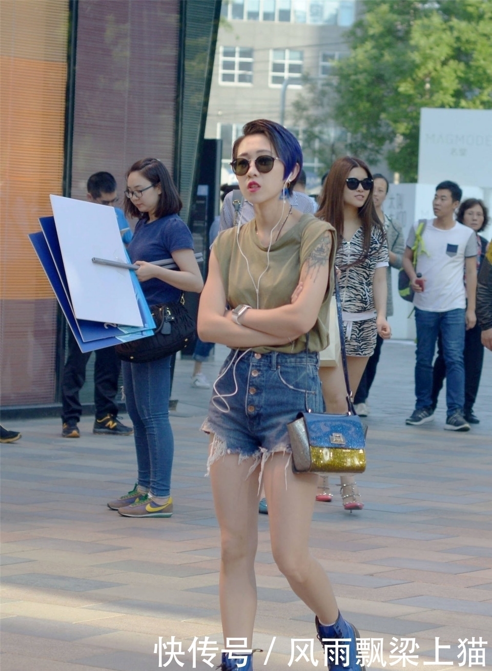 牛仔|牛仔短裤好穿搭,不仅仅是年轻的姑娘喜欢,搭配也很轻松