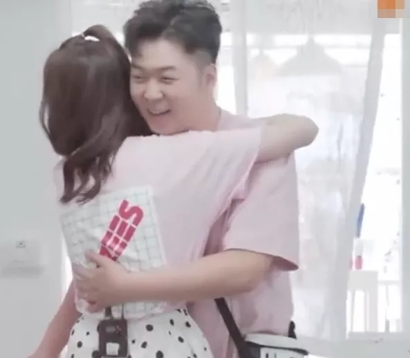 楊穎|沈夢辰獨自搬重物，黃曉明視而不見，杜海濤的做法引起爭論