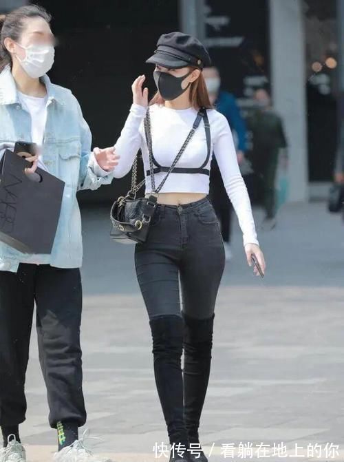 白色 白色性感长袖搭配黑色经典打底裤,满满的女性味道,时尚还是休闲