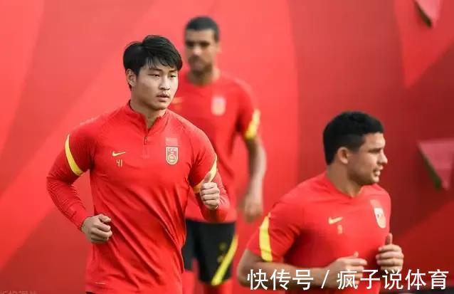 盒饭|国足抵达卡塔尔多哈,李铁晒盒饭引热议,怎么一点肉也没有?