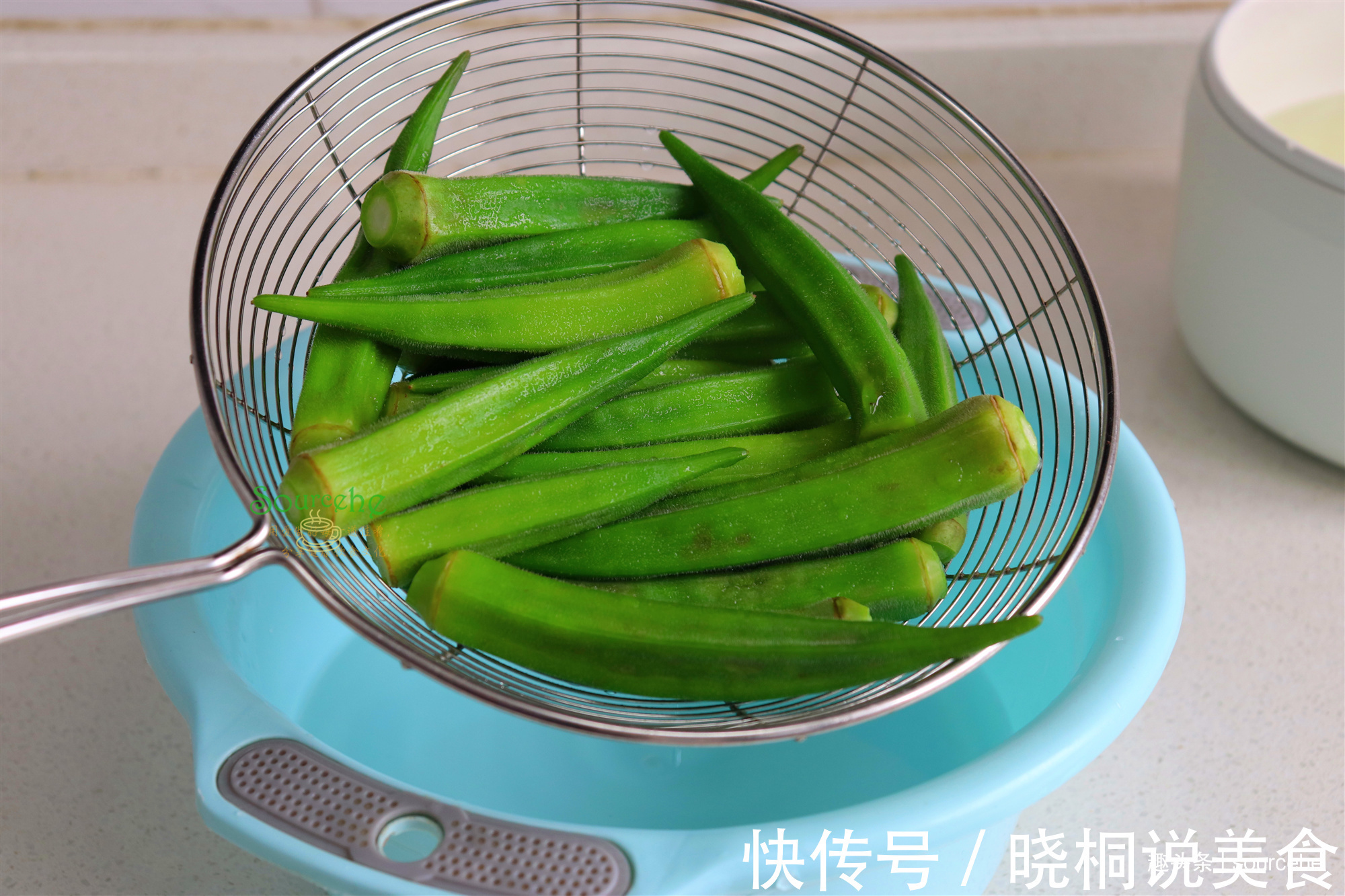 凉拌秋葵时多加一步,颜色翠绿,口感清香、好看又好吃!