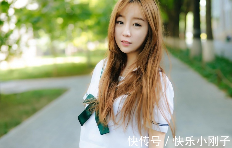 小姐姐|小姐姐身穿白色衬衫，搭配一条荷叶裙，满满的学院风格