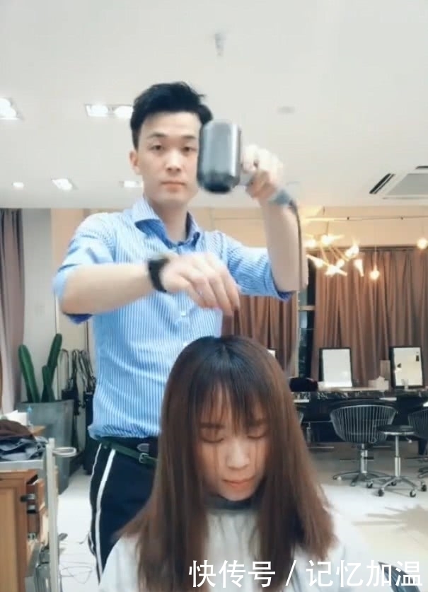 抬头|女生理发时“吃鸡”太专注,抬头看到新发型,妈呀镜子里的是谁