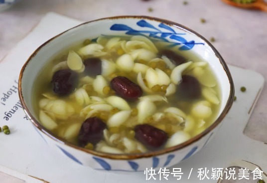 秋天,百合正当季加两种食材一同煮,清甜润燥,便宜又好喝