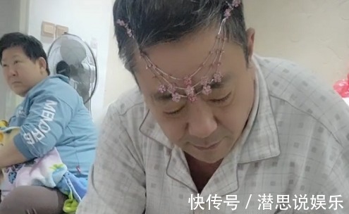 长辈们|“贵妇爷爷”哄娃吃药药火了,大概是全网“最洋气”的爷爷