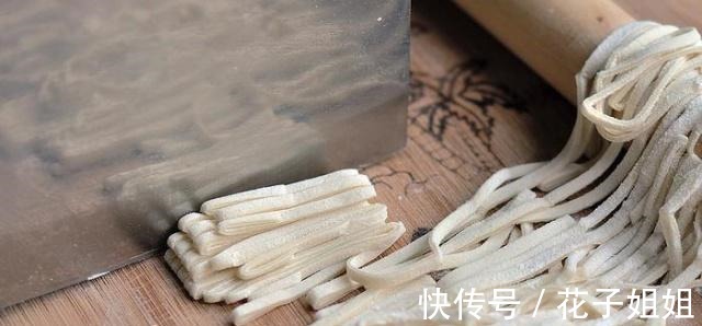 做法|手擀面一煮就断原来是这两步出错了，教你正确做法，劲道爽滑！