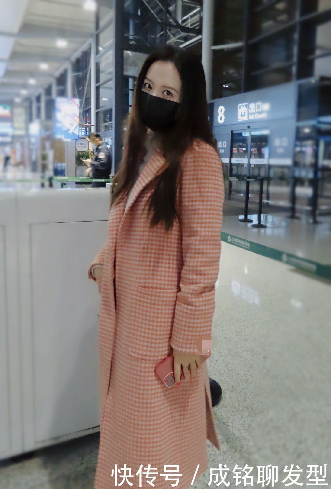 简单|老板娘张萌真会凹造型,粉色毛衣配毛领调外套,保暖时尚又减龄