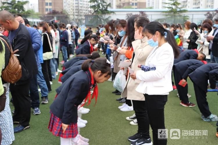 仪式|满满仪式感！青岛市崂山区浮山小学举行“向美少年 花开十岁”成长仪式