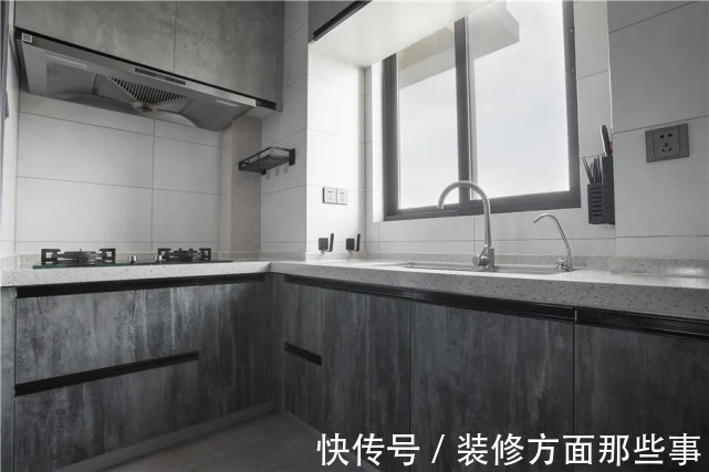 卧室|138平现代风三居室,卧室大版块的木饰面铺贴端庄大气又可收纳