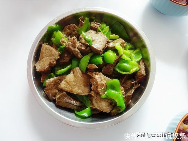 老两口的晚餐,两道小菜,不精致但温暖,网友:这么吃真好,点赞
