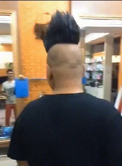 |搞笑GIF:妹子这着装看起来真是让人无所适从啊,就不觉得尴尬吗