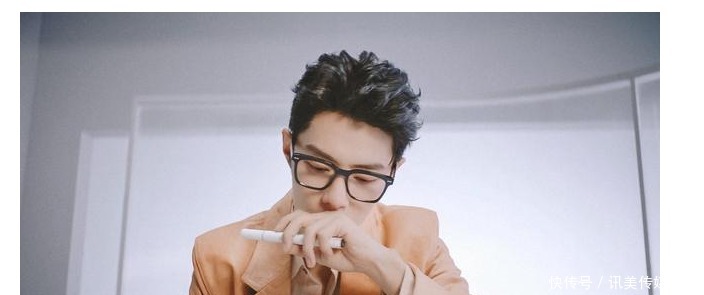 在电影院也可以看到肖战,单挑眉太撩了,