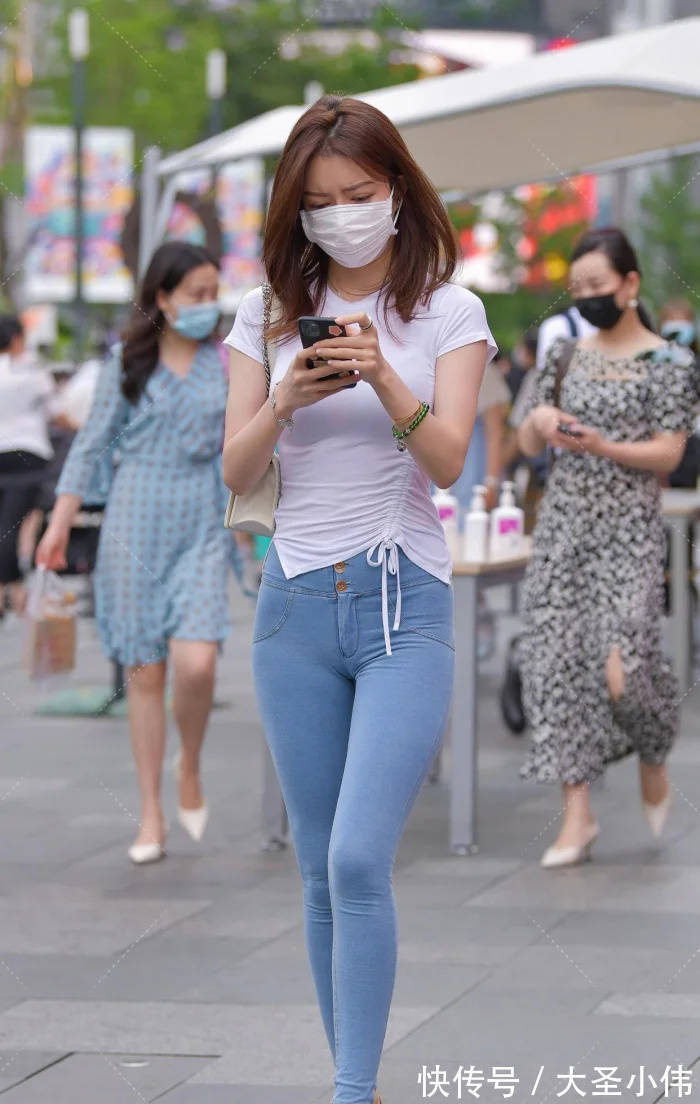 穿搭|美女街拍:非对称设计的抽绳短袖,搭配紧身牛仔裤,时髦个性还不失女人味