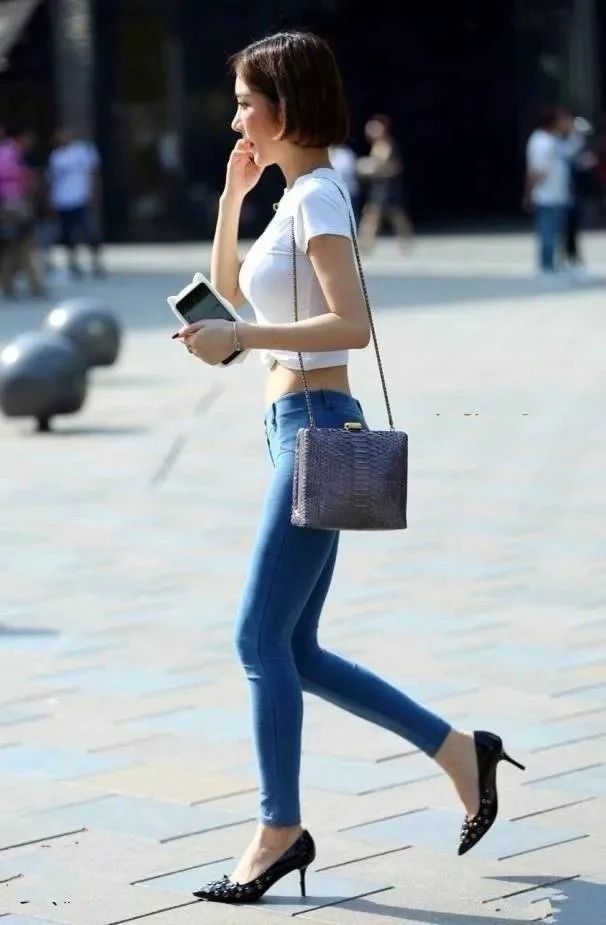 朋友|街拍:个性的阔腿裤穿搭的小姐姐,洒脱飘逸,时髦到没朋友