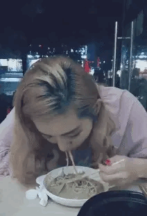 |搞笑GIF段子:妹子,但凡平时多吃一点米饭,也不至于被风吹走了