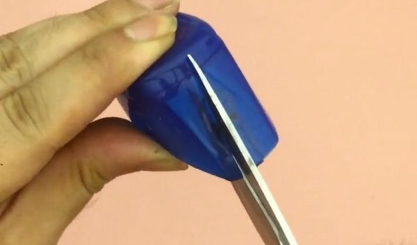 洗发水盖子不要扔，中间剪一剪，放在卫生间，全家人都要抢着用！