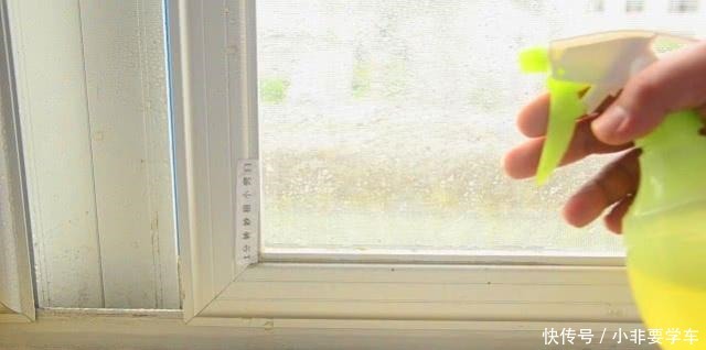 纱窗脏了别拆洗，清洗纱窗方法，喷一喷污垢自己掉下来，超实用！