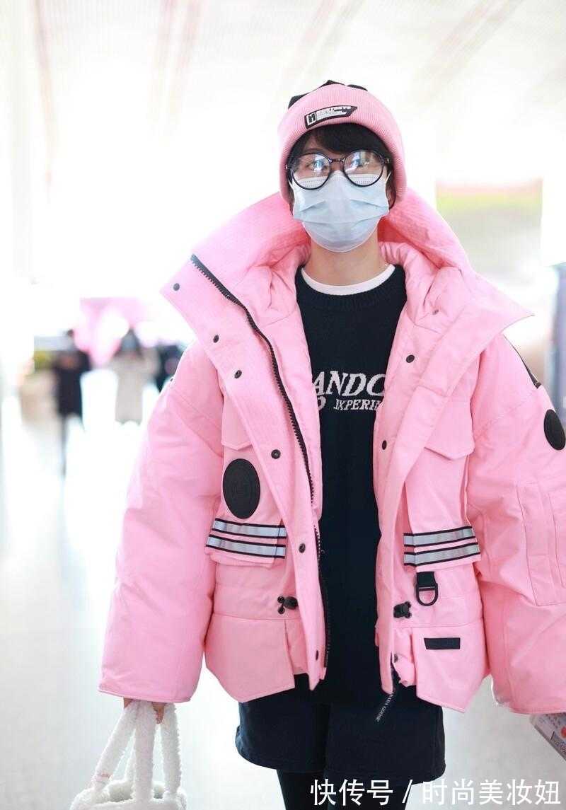内衣|郁可唯也太时髦了!穿“粉色羽绒服”配粉色帽子,减龄又洋气