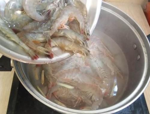 白水煮虾，放食盐还是白醋？大厨：都不对，这样做虾肉鲜嫩无腥味