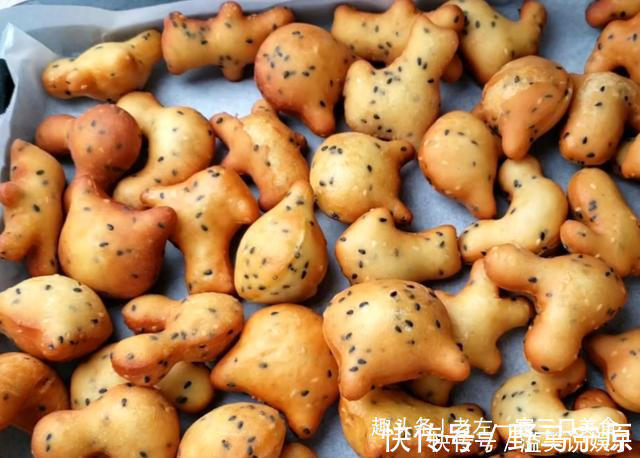 松软|宅在家里做美食，芝麻里打4个鸡蛋，不蒸不烙，松软美味比面包香