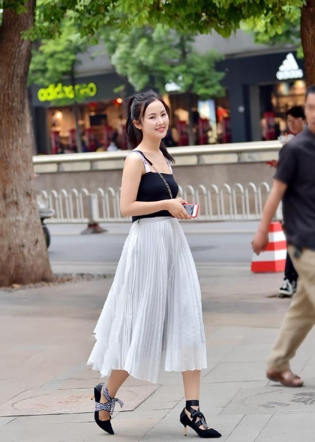 街拍：小姐姐身穿吊带裙，一股名媛淑女风，笑容甜美可爱