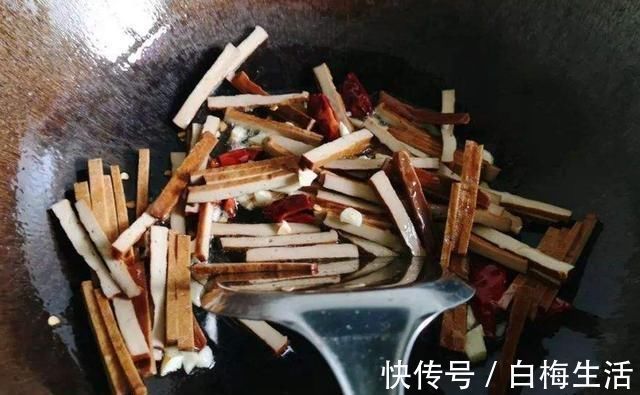 忌讳|炒豆腐干时,最忌讳直接下锅炒,多加两步,豆腐干没有豆腥味