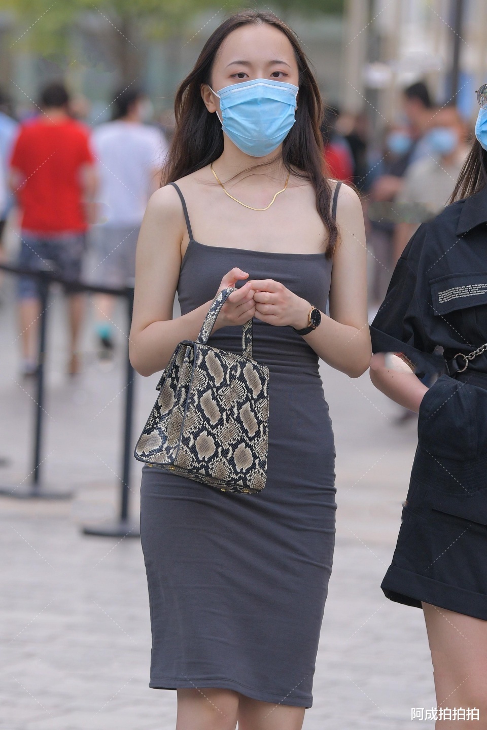 孩穿着|美女街拍:第一次看到如此纯洁的美女,爱上她会是多么甜蜜,想想都会失眠