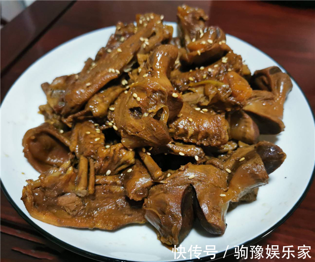 水煮鱼|农忙和老公回老家帮忙,婆婆中午下厨招待,一桌菜却城里吃不到!