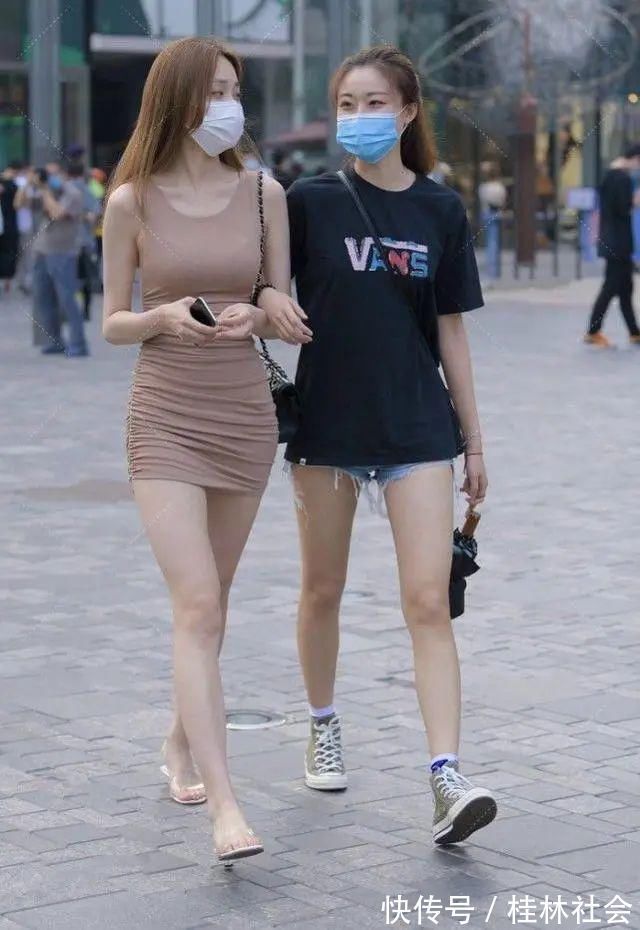 穿搭 小姐姐裹身裙配搭配高跟鞋,紧身的款式勾勒出了小姐姐高雅气质