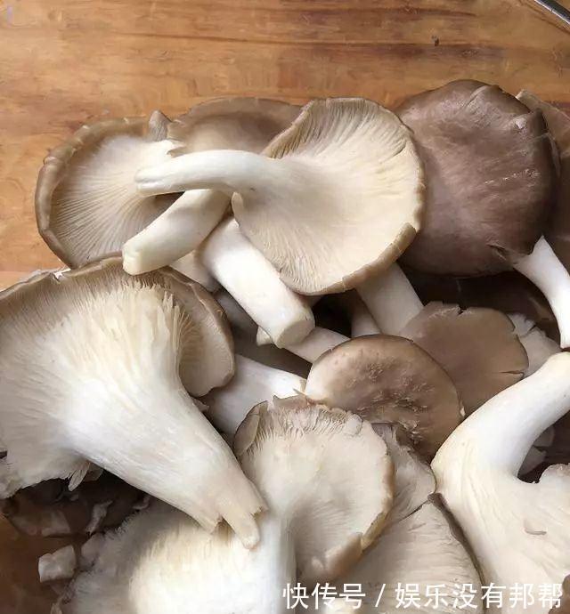 辣椒粉|快手椒盐酥脆炸蘑菇，只需3个步骤！手残党肯定也能驾驭的了！