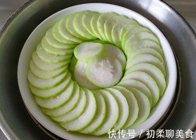 夏季|夏季,宁可不吃肉也要买瓜,切片一蒸,浇上料汁,比吃肉还鲜