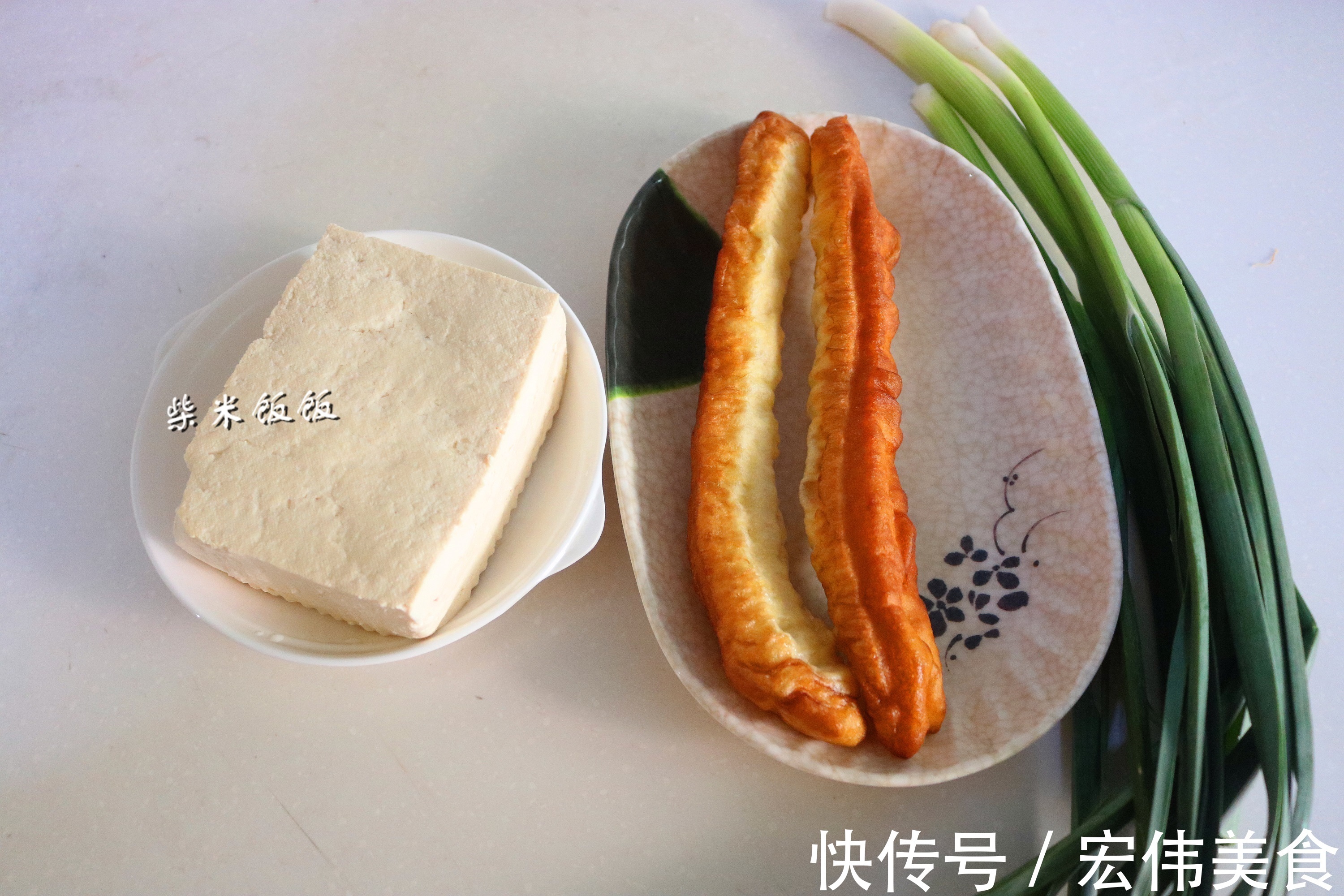 家人|2根油条，1块豆腐，炖一炖，家常味道就是美，家人喜欢