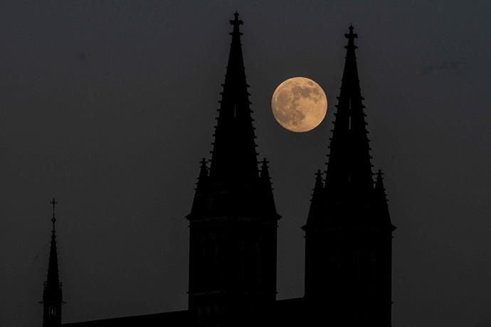 夜空 全球多地夜空悬挂“超级月亮”