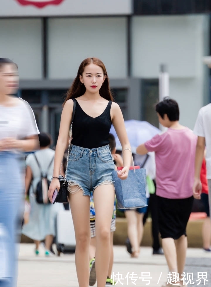 热裤|街拍:乞丐牛仔热裤,跟大长腿更配哦!