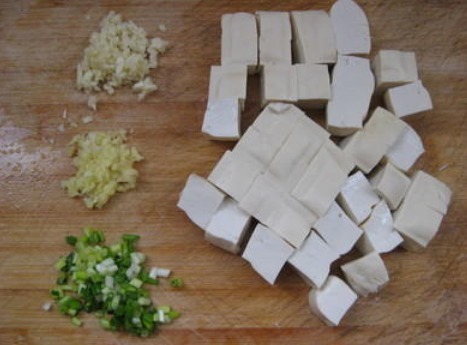 做麻婆豆腐时，豆腐要不要焯水大厨教你正确做法，豆腐滑嫩Q弹