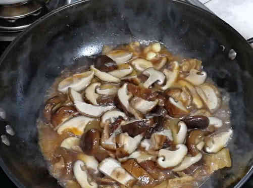 技巧|香菇炒肉怎么做才好吃,饭店大厨教你一个小技巧,好吃到停不下来