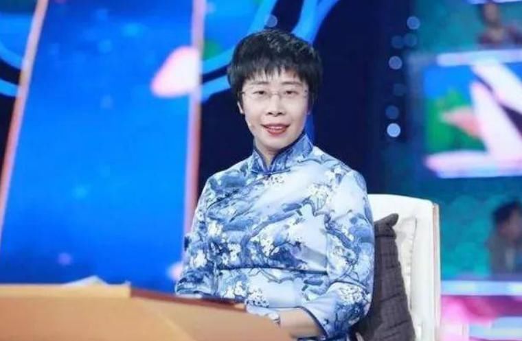 红了14年的蒙曼，被网友指出念错了《沁园春·雪》，她真错了吗？