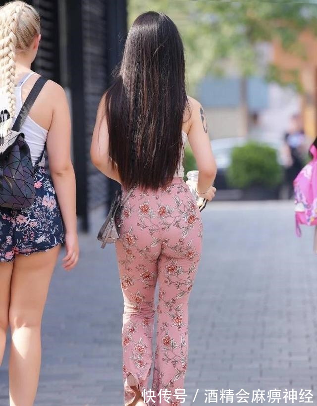 搭配 穿“涤纶”瑜伽裤的美女,个性又不失雅致,好看时尚 (2)!