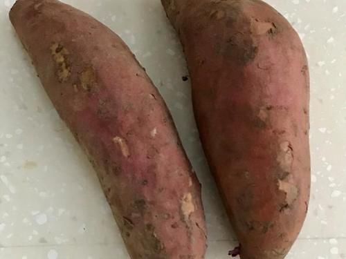 将一堆红薯扔进电饭煲,不加一滴水,不用烤箱,出锅比烤的还好吃